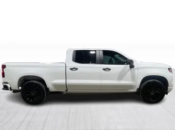 2024 Chevrolet Silverado 1500 - image 2