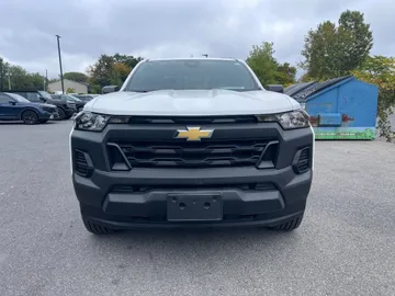 2024 Chevrolet Colorado - image 2