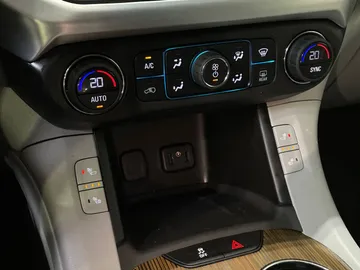 2019 GMC Acadia - image 21