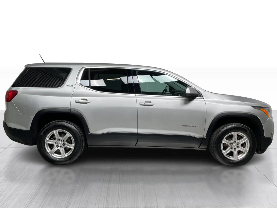 2017 GMC Acadia — photo 2