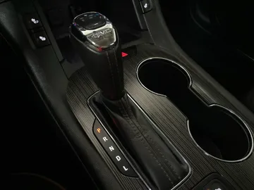 2019 GMC Acadia - image 32
