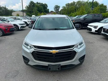 2019 Chevrolet Traverse - image 2