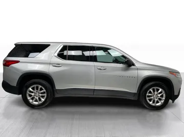 2019 Chevrolet Traverse - image 2