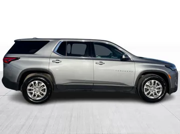 2023 Chevrolet Traverse - image 2