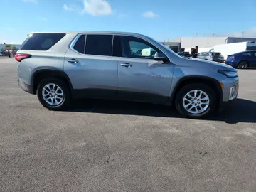 2023 Chevrolet Traverse - image 4