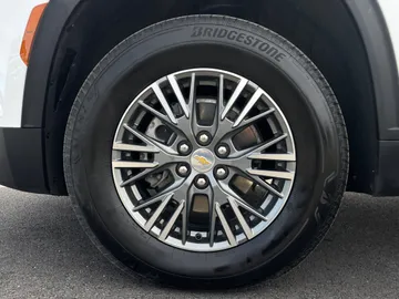 2025 Chevrolet Traverse - image 6