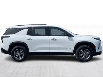 2025 Chevrolet Traverse - image 2