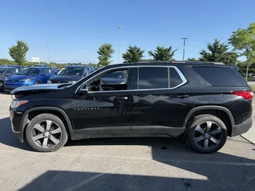 2021 Chevrolet Traverse - image 4