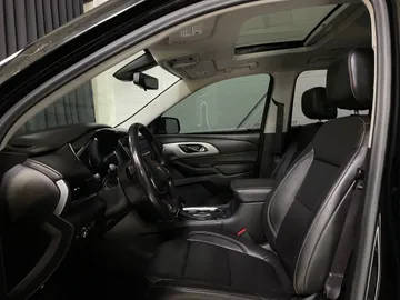 2020 Chevrolet Traverse - image 3