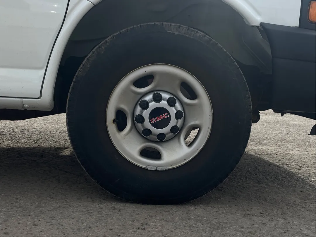 2021 GMC Savana Cargo Van — photo 5