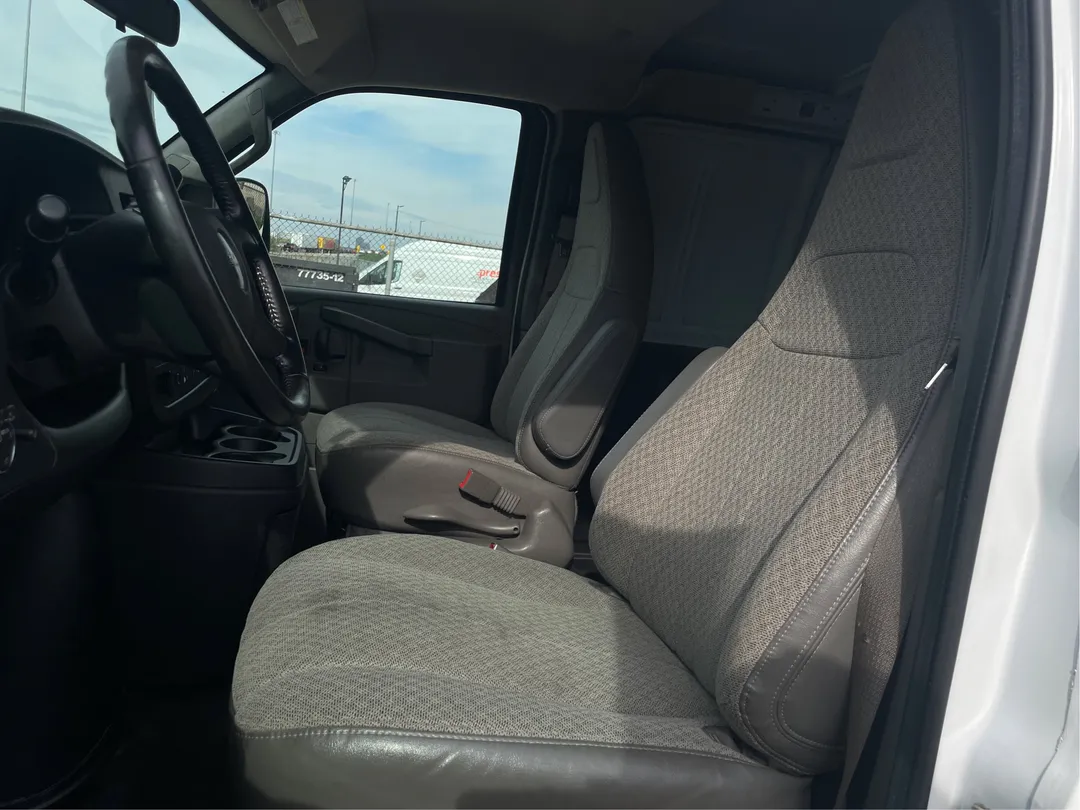 2021 GMC Savana Cargo Van — photo 3