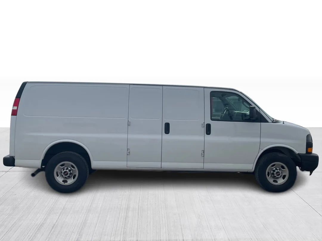 2021 GMC Savana Cargo Van — photo 2