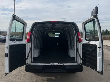 2021 GMC Savana Cargo Van - image 12