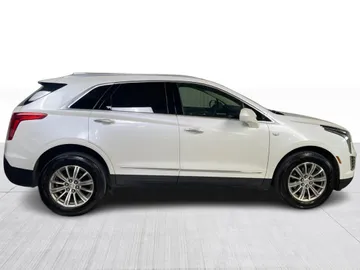2019 Cadillac XT5 - image 2
