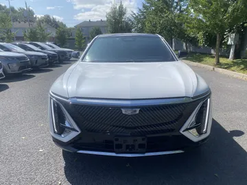 2024 Cadillac LYRIQ - image 2