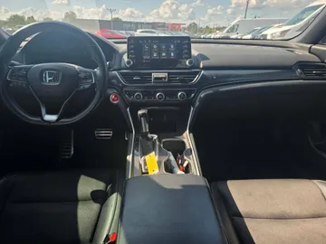 2018 Honda Accord - image 9