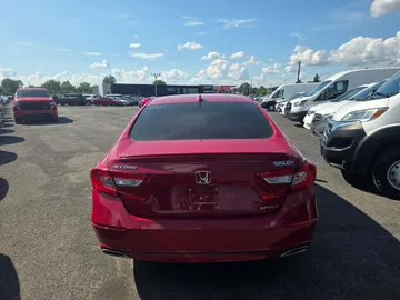 2018 Honda Accord - image 6