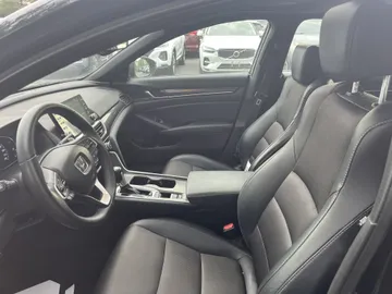 2020 Honda Accord - image 6