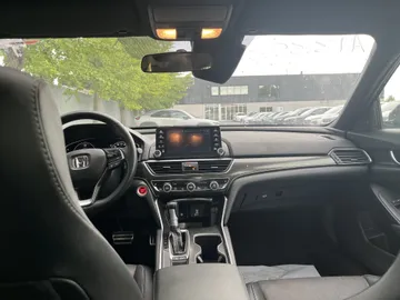2020 Honda Accord - image 7