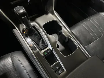 2019 Honda Accord - image 32