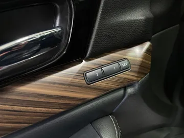 2016 Nissan Maxima - image 19