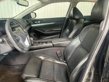 2016 Nissan Maxima - image 3