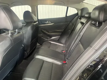 2016 Nissan Maxima - image 14