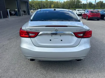 2016 Nissan Maxima - image 4