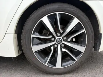 2021 Nissan Maxima - image 8