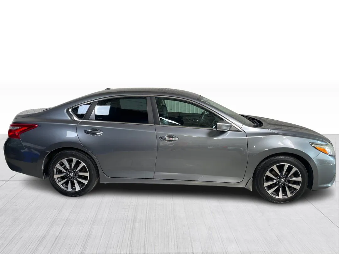 2017 Nissan Altima — photo 2