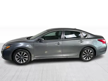 2017 Nissan Altima - image 9