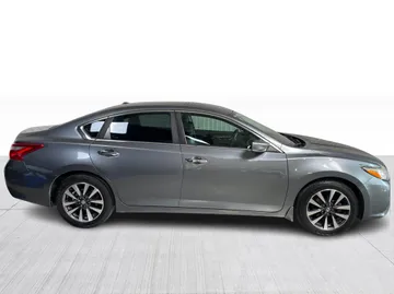 2017 Nissan Altima - image 2