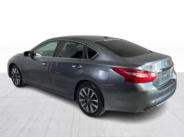 2017 Nissan Altima - image 10