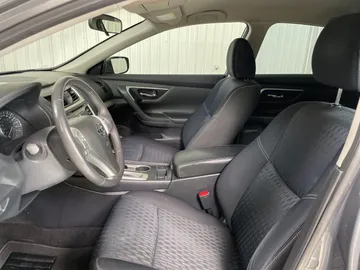 2017 Nissan Altima - image 3