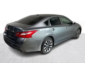2017 Nissan Altima - image 13