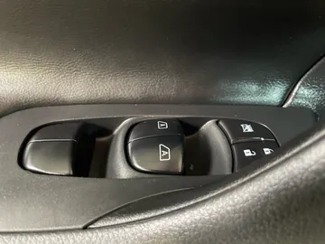 2017 Nissan Altima - image 22