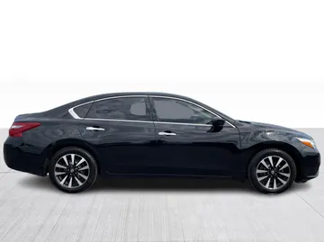 2018 Nissan Altima - image 2