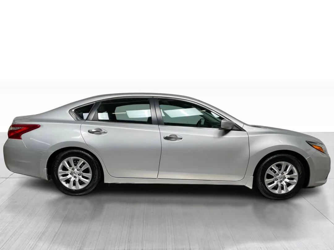 2016 Nissan Altima — photo 2