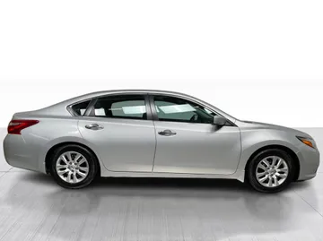 2016 Nissan Altima - image 2