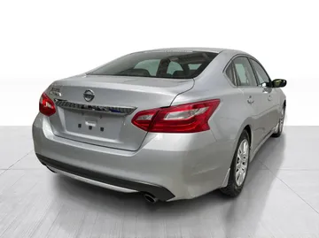 2016 Nissan Altima - image 12
