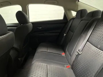 2016 Nissan Altima - image 13