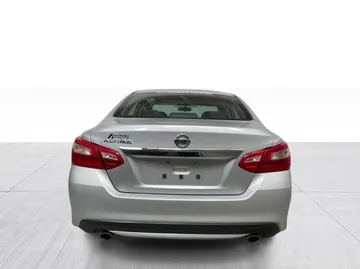 2016 Nissan Altima - image 10