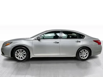 2016 Nissan Altima - image 8