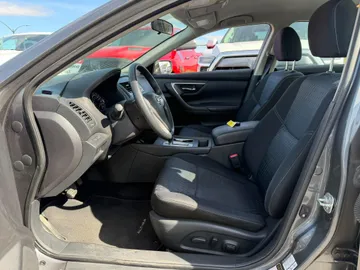 2016 Nissan Altima - image 8