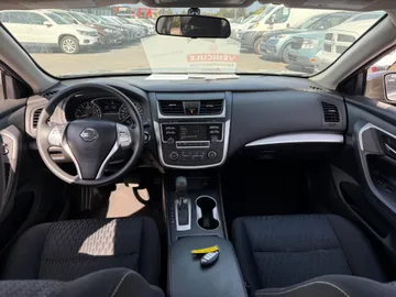 2016 Nissan Altima - image 9