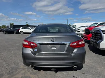 2016 Nissan Altima - image 6