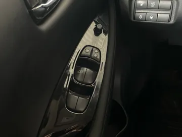 2018 Nissan LEAF - image 23