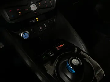 2018 Nissan LEAF - image 22