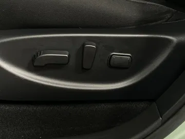 2018 Nissan LEAF - image 18