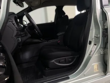 2018 Nissan LEAF - image 3